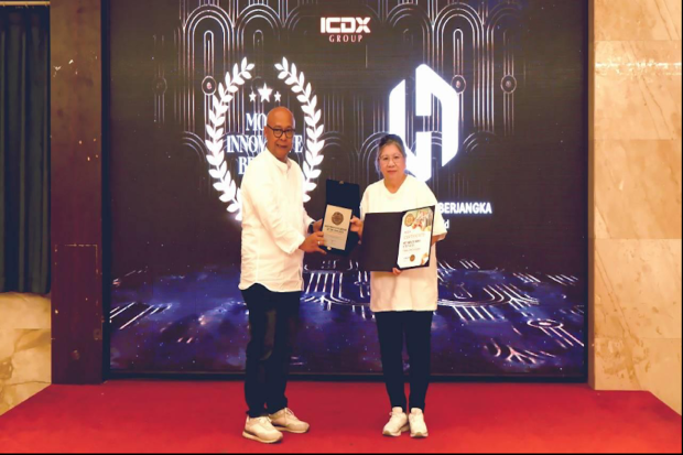 Direktur Kepatuhan PT. Handal Semesta Berjangka Wulan P. Pondaag saat menerima penghargaan "The Most Innovative Broker of The Year 2024” dari ICDX.