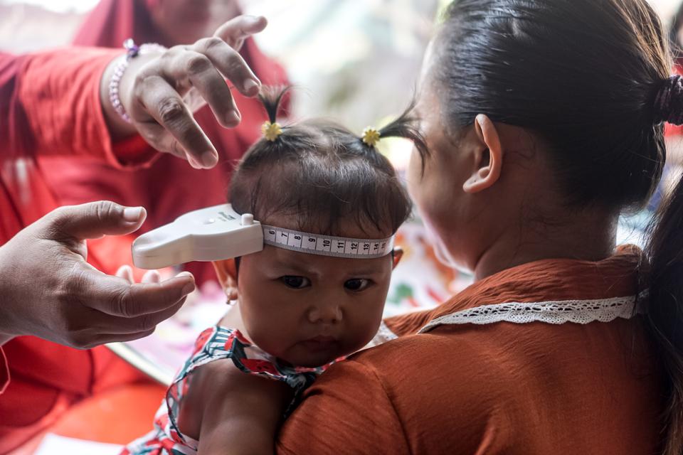 Kader Posyandu mengukur lingkar kepala balita saat kegiatan Posyan Pemerintah Kota Solo akan menambah anggaran sebesar Rp15 milliar pada tahun 2025 dalam upaya percepatan penurunan stunting dari sebelumnya sekitar Rp96 milliar tiap tahunnya menjadi sekita