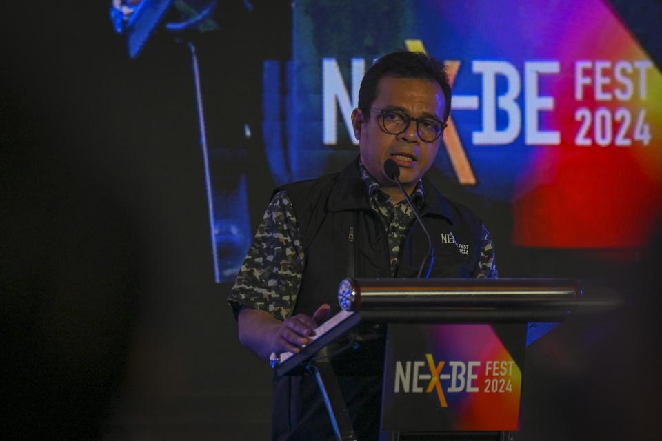 Wakil Menteri Komunikasi dan Digital Nezar Patria menyampaikan pemaparan saat menghadiri Nex-BE Fest 2024 di Jakarta, Kamis (5/12/2024). 