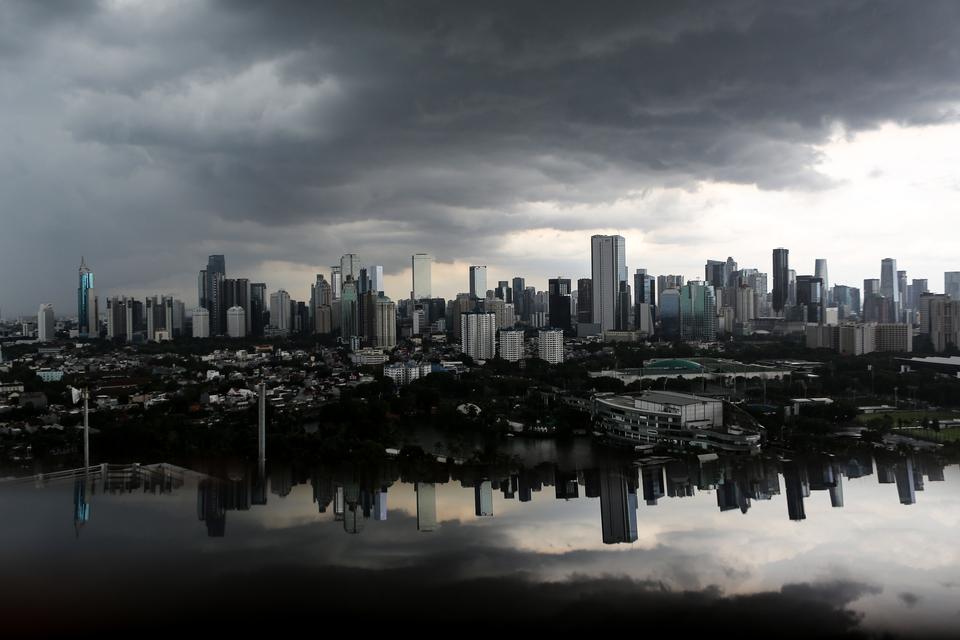 Awan tebal menyelimuti permukiman dan gedung bertingkat di Jakarta, Kamis (5/12/2024). Badan Meteorologi, Klimatologi, dan Geofisika (BMKG) mengungkap adanya potensi cuaca ekstrem selama libur Natal 2024 dan Tahun Baru 2025 yang dipicu oleh sejumlah fakto