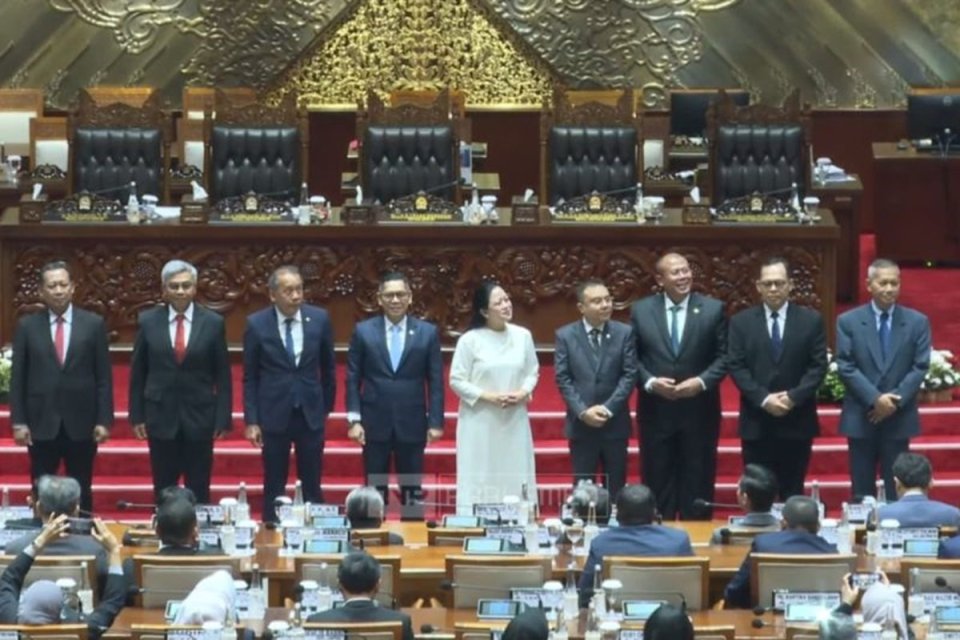 Pimpinan DPR RI berfoto bersama calon pimpinan KPK 2024-2029 di kompleks parlemen, Jakarta, Kamis (5/12/2024). 