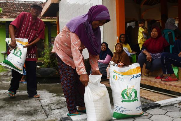 Penyaluran bantuan pangan di Madiun