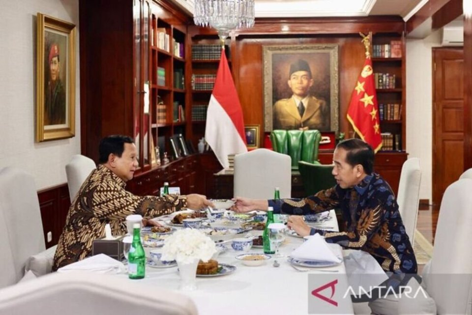 Presiden RI Prabowo Subianto saat makan malam dengan mantan Presiden Joko Widodo di kediaman Prabowo, Kertanegara, Jakarta, Jumat (6/12/2024).