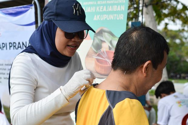 Terapi akupunktur semakin menarik karena menawarkan banyak manfaat kesehatan.