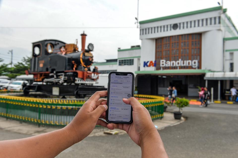 Penumpang memesan tiket melalui aplikasi KAI Acces sebelum keberangkatan di Stasiun Bandung, Jawa Barat, Senin (9/12/2024). PT Kereta Api Indonesia (Persero) Daerah Operasi (Daop) 2 Bandung menyiapkan sebanyak 285 ribu tiket kereta api untuk melayani kebu