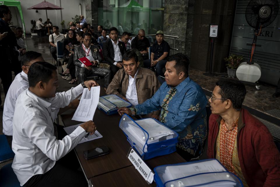 Petugas Mahkamah Konstitusi (MK) (kiri) melakukan verifikasi berkas pemohon pendaftaran gugatan hasil Pilkada 2024 di Gedung MK, Jakarta, Senin (9/12/2024). 