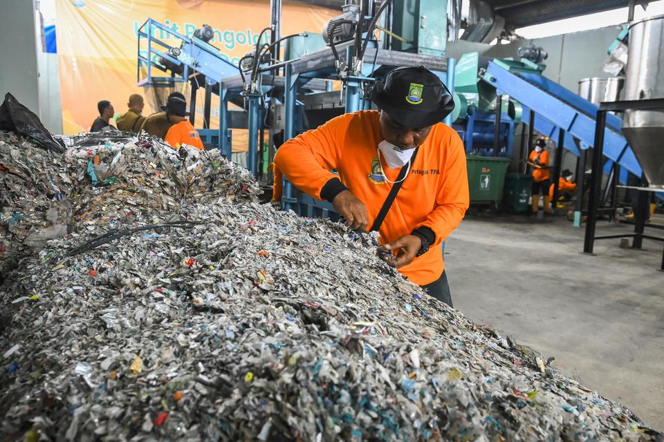 Pekerja merapikan sampah plastik yang telah dicacah menggunakan mesin pengolah sampah Refused Derived Fuel (RDF) di TPA Rawa Kucing, Kota Tangerang, Banten, Senin (9/12/2024). Pemerintah Kota Tangerang mulai mengoperasikan mesin pengolahan sampah berbasis