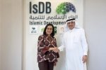 Menteri Keuangan Sri Mulyani Indrawati bersama Presiden IsDB Muhammad Sulaiman Al Jasser.