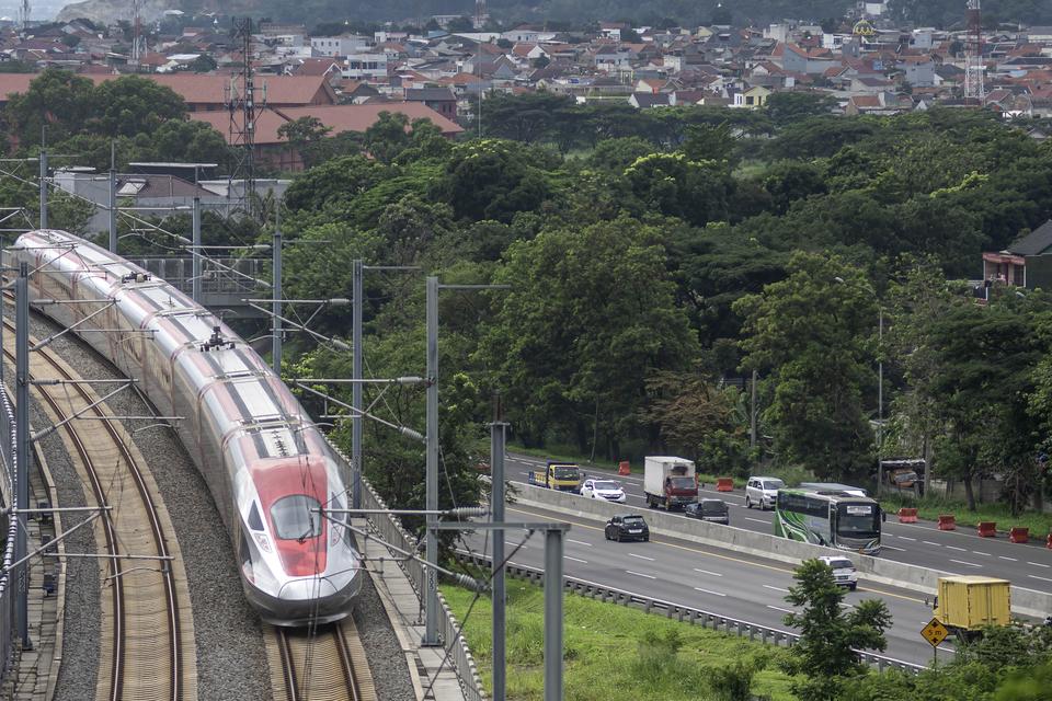 PT Kereta Api Indonesia (KAI), meluncurkan fitur Carbon Footprint di aplikasi Access by KAI untuk membantu pengguna transportasi kereta api menghitung jejak karbon yang dihasilkan dalam perjalanannya. 