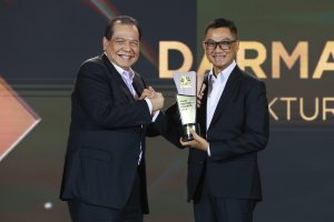 Dirut PLN Darmawan Prasodjo Raih Penghargaan