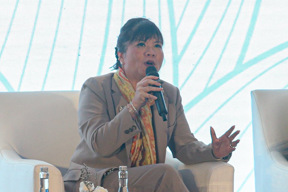 Chairwoman APINDO, Shinta Kamdani menyampaikan paparan pada acara Permata Bank Economy Outlook 2025 di Jakarta, Selasa (3/12/2024).