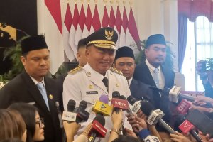 Gubernur Kalimantan Selatan Muhidin usai dilantik di Istana Negara, Jakarta, Senin (16/12).