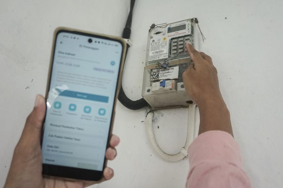 Warga mengisi token listrik di Kabupaten Batang, Jawa Tengah, Selasa (17/12/2024). Menteri Keuangan Sri Mulyani menyatakan pemerintah akan memberikan diskon tarif listrik sebesar 50 persen selama dua bulan yaitu pada Januari-Februari 2025 kepada pelanggan
