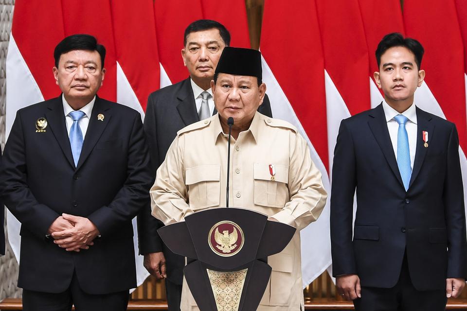 Presiden Prabowo Subianto (kedua kanan) didampingi Wakil Presiden Gibran Rakabuming Raka (kanan), Menko Polkam Budi Gunawan (kiri) dan Menteri Pertahanan Sjafrie Sjamsoeddin (kedua kiri) menyampaikan keterangan kepada media sebelum melakukan kunjungan ke 