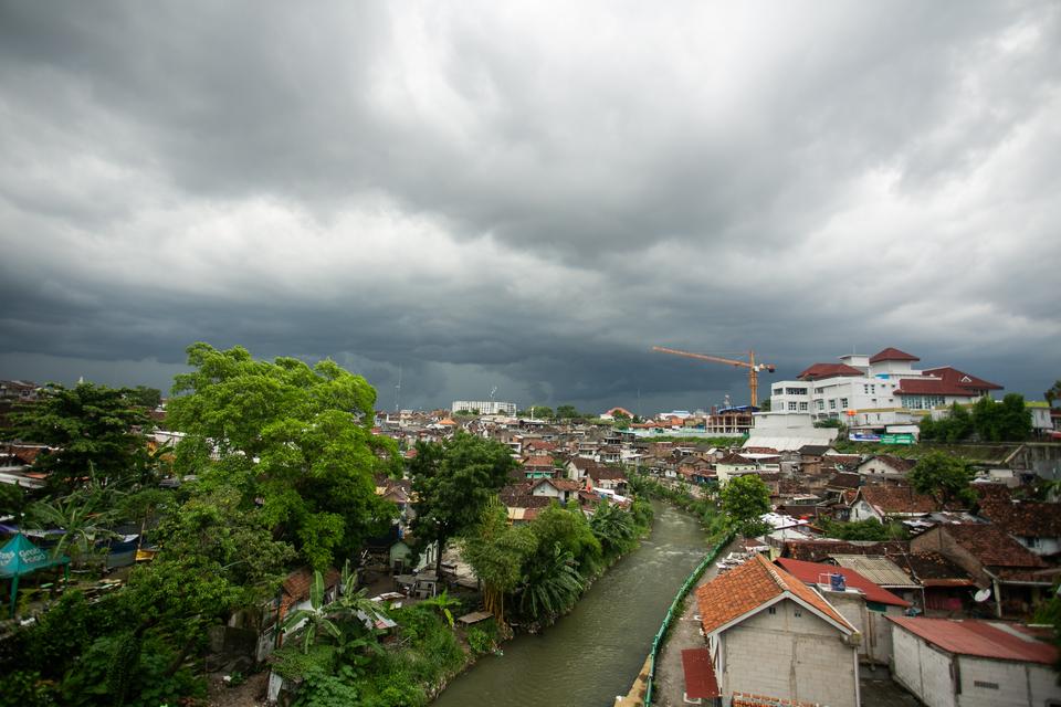 Badan Meteorologi, Klimatologi, dan Geofisika (BMKG) menyatakan Indonesia berpotensi mengalami peningkatan curah hujan dan angin kencang di beberapa wilayah dan gelombang tinggi di perairan bagian selatan Indonesia dalam tiga hari mendatang.