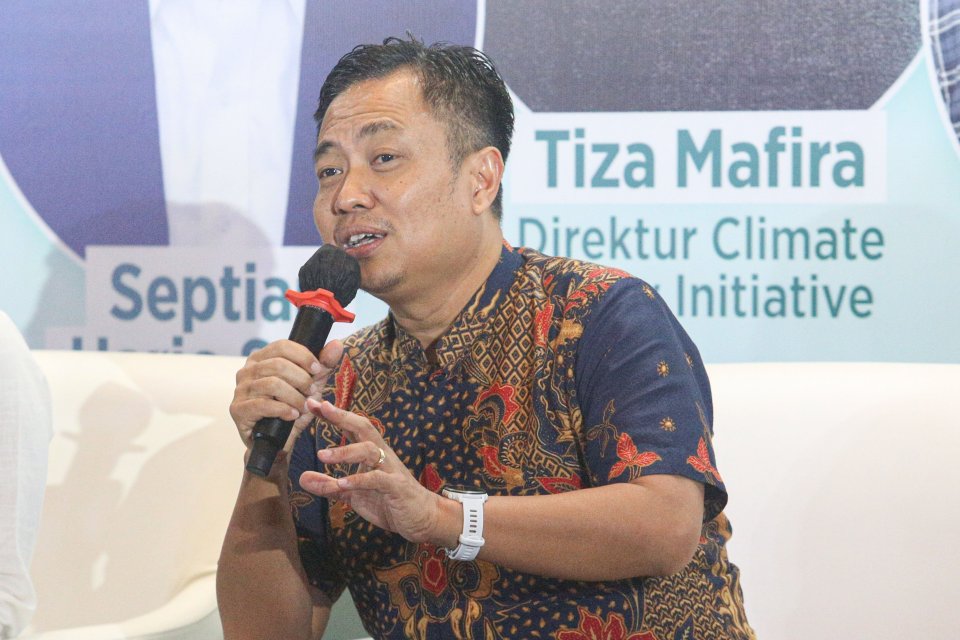 Direktur Eksekutif Sustain, Tata Mustasya menyampaikan paparan saat Diskusi Publik & Report Launching Peningkatan Pungutan Produksi Batu Bara: Peluang Transisi Energi Dalam Keterbatasan Fiskal di Morrissey Hotel, Jakarta, Selasa (17/12/2024). 