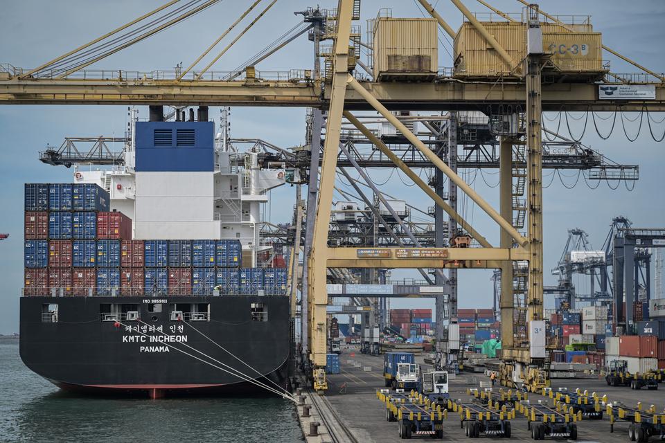 Suasana bongkar muat peti kemas di Jakarta International Container Terminal (JICT), Tanjung Priok, Jakarta, Kamis (19/12/2024). Badan Pusat Statistik melaporkan bahwa surplus neraca dagang Indonesia pada November 2024 senilai 4,42 miliar dolar AS atau leb