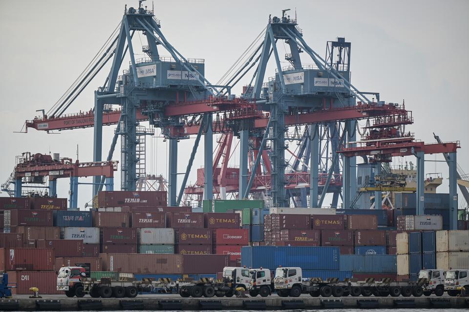 Sejumlah kendaraan terparkir di antara susunan peti kemas di Jakarta International Container Terminal (JICT), Tanjung Priok, Jakarta, Kamis (19/12/2024). Badan Pusat Statistik melaporkan bahwa surplus neraca dagang Indonesia pada November 2024 senilai 4,4