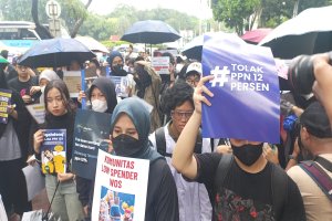Demonstrasi menolak kenaikan PPN di Jalan Medan Merdeka Utara, Jakarta, Kamis (19/12). Foto: Katadata/M Fajar Riyandanu