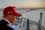 Donald Trump saat di kantor SpaceX 