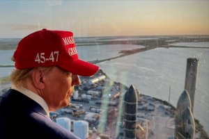 Donald Trump saat di kantor SpaceX 