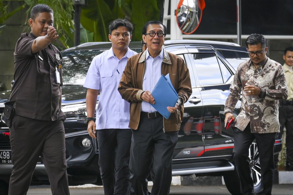 Menteri Hukum dan HAM periode 2019-2024 Yasonna Laoly (tengah) tiba untuk menjalani pemeriksaan di Gedung Merah Putih KPK, Jakarta, Rabu (18/12/2024). 