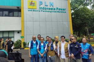 Menteri ESDM Bahlil Lahadalia saat meninjau PLTU Suralaya, Banten, Sabtu (21/12).