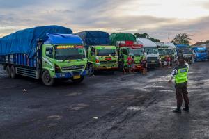 Kantong parkir kendaraan pengangkut logistik