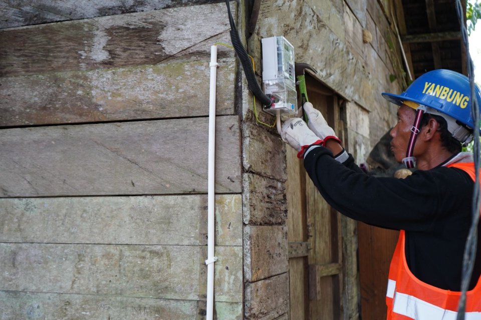 Petugas tengah melakukan pemasangan instalasi listrik di rumah warga penerima Bantuan Pasang Baru Listrik (BPBL) di Desa Samba Bakumpai, Kalimantan Tengah. Sebanyak 4.330.rumah tangga kurang mampu di provinsi Kalimantan Tengah menerima program BPBL gratis