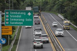 Volume kendaraan di Tol Trans Jawa Tengah melonjak