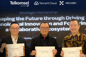Poshu Yeung (Senior Vice President Tencent Cloud), Nugroho (Direktur Utama Telkomsel) dan Martin Suharlie (Direktur Utama MCASH)