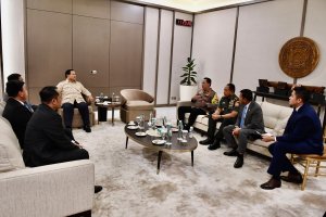 Prabowo Subianto memimpin rapat terbatas persiapan natal dan tahun baru di ruang tunggu Bandara Halim Perdana Kusuma, Senin (23/12). 