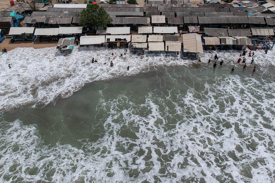 Foto udara ombak laut yang menerjang gazebo di Pantai Sambolo 2, Anyer, Kabupaten Serang Banten, Rabu (25/12/2024). Badan Meteorologi Klimatologi dan Geofisika (BMKG) mengimbau masyarakat untuk mewaspadai potensi gelombang tinggi yang dapat membahayakan w