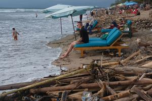 Sampah kiriman berserakan di sepanjang Pantai Kuta Bali