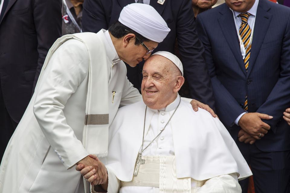 Imam Besar Masjid Istiqlal Nasaruddin Umar (kiri) mencium Pemimpin Takhta Suci Vatikan Paus Fransiskus usai melakukan foto bersama di Masjid Istiqlal, Jakarta, Kamis (5/9/2024).