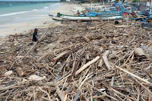 Nelayan keluhkan sampah kiriman di Pantai Kedonganan Bali