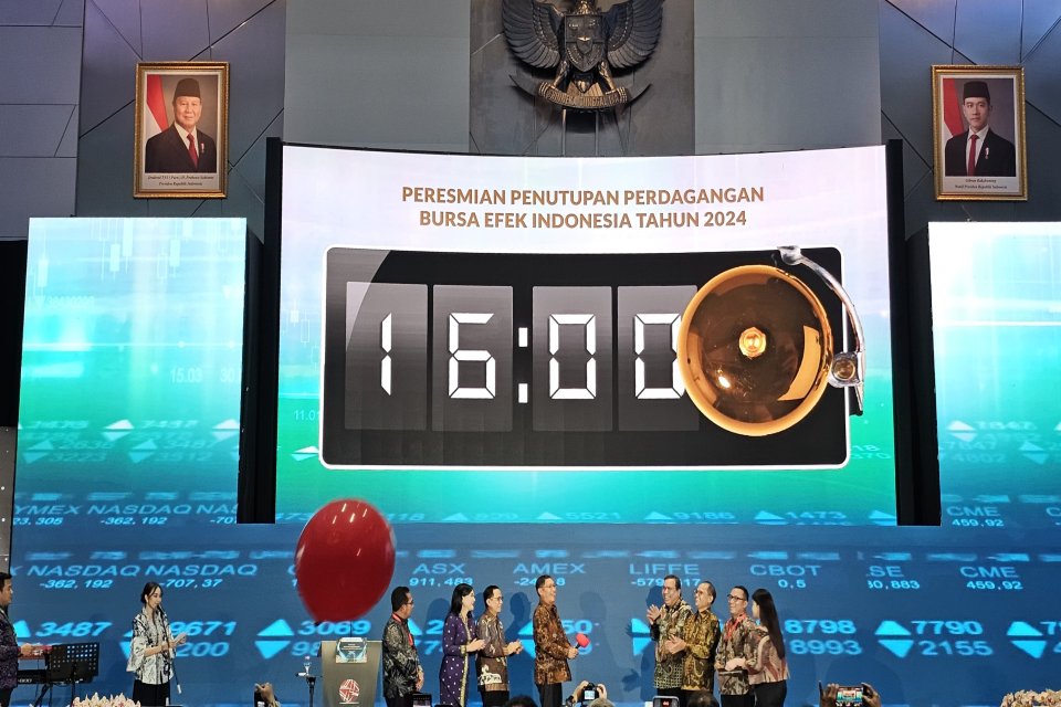 Kepala Eksekutif Pengawas Pasar Modal, Keuangan Derivatif, dan Bursa Karbon Otoritas Jasa Keuangan (OJK) Inarno Djajadi meresmikan Penutupan Perdagangan di Bursa Efek Indonesia Tahun 2024, di Gedung BEI, Jakarta, Senin (30/12).