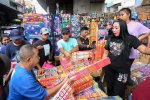Penjual Kembang Api di Pasar Asemka