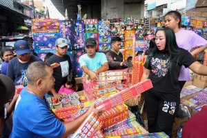 Penjual Kembang Api di Pasar Asemka