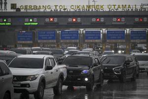 Arus kendaraan di Gerbang Tol Cikampek Utama