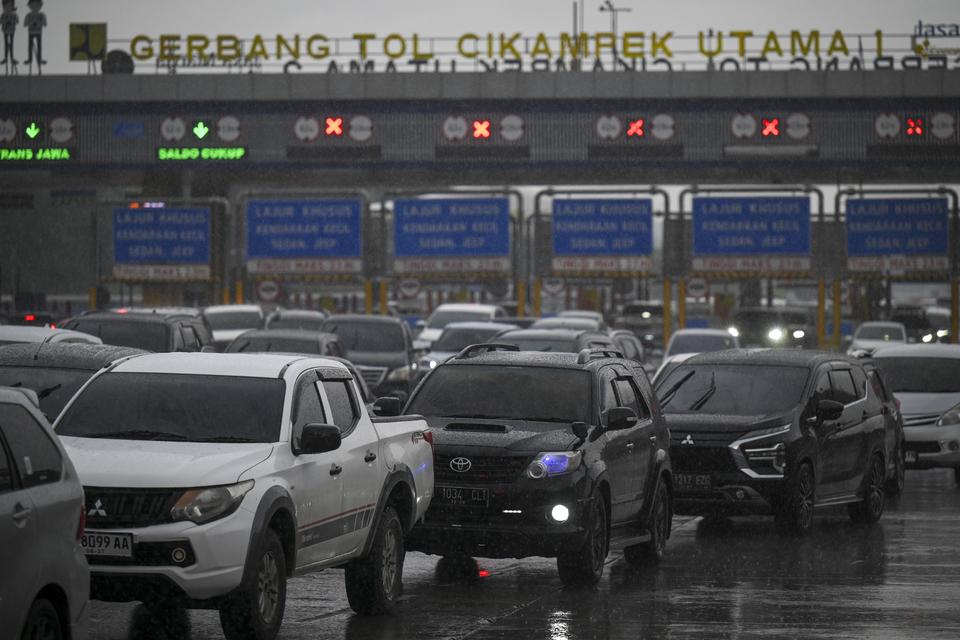 Sejumlah kendaraan melintas di Gerbang Tol Cikampek Utama 1, Kabupaten Karawang, Jawa Barat, Rabu (1/1/2025). Berdasarkan data PT Jasa Marga arus lalu lintas di Gerbang Tol Cikampek Utama dari arah Palimanan menuju Jakarta hingga sore tercatat 19.563 kend