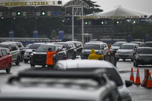 Arus kendaraan di Gerbang Tol Cikampek Utama