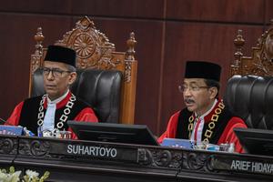 Sidang pleno khusus penyampaian laporan tahunan MK