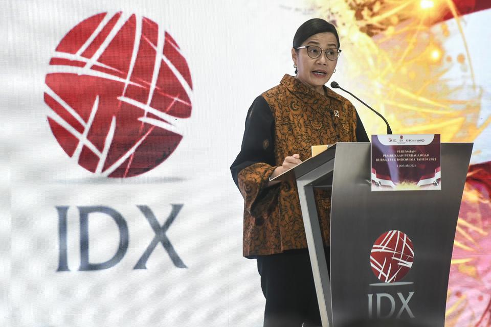 Menteri Keuangan Sri Mulyani memberikan arahan saat pembukaan perdagangan saham awal tahun 2025 di Bursa Efek Indonesia, Jakarta, Kamis (2/1/2025). Pada pembukaan perdagangan saham awal tahun 2025 IHSG dibuka menguat 29,36 poin atau 0,41 persen ke posisi 