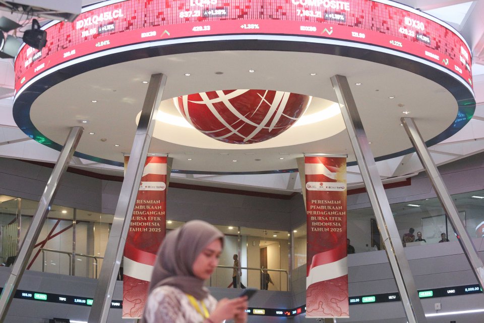 Pekerja beraktivitas di Bursa Efek Indonesia, Jakarta, Kamis (2/1/2025). Indeks Harga Saham Gabungan (IHSG) ditutup menguat sebesar 1,18% ke level 7.163 pada perdagangan di awal tahun 2025.