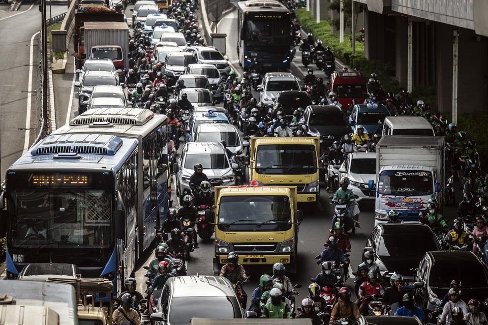 Sejumlah kendaraan melintas di Jalan Gatot Subroto, Jakarta, Jumat (3/1/2025). 