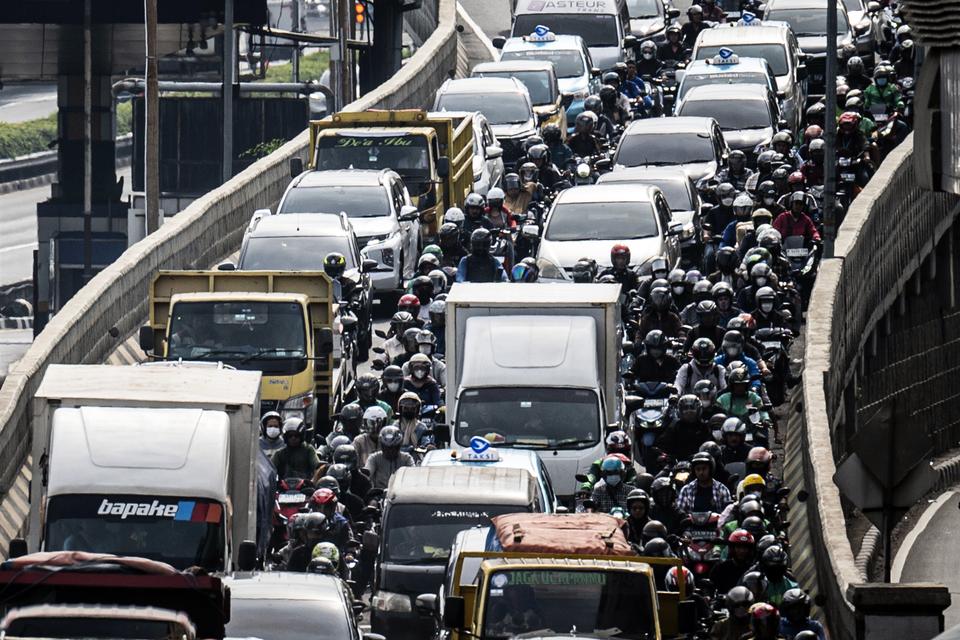 Sejumlah kendaraan melintas di Jalan Gatot Subroto, Jakarta, Jumat (3/1/2025).
