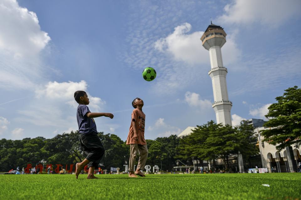 Anak-anak bermain bola di Taman Alun-alun Kota Bandung, Jawa Barat, Jumat (3/1/2025). Pemerintah Kota Bandung kembali membuka Taman Alun-alun Bandung sebagai langkah uji coba pascapembangunan tahap satu yang telah rampung pada akhir tahun 2024.