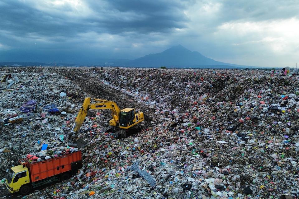 Foto udara alat berat memindahkan sampah dari truk di Tempat Pembuangan Akhir (TPA) Sampah Griyo Mulyo Jabon, Sidoarjo, Jawa Timur, Jumat (3/1/2025). 