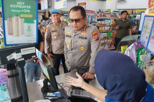 Kapolresta Tangerang Kombes Pol Baktiar saat melakukan pengencekan CCTV untuk melihat kejadian penembakan bos rental di Rest Area KM45 Tol Tangerang-M